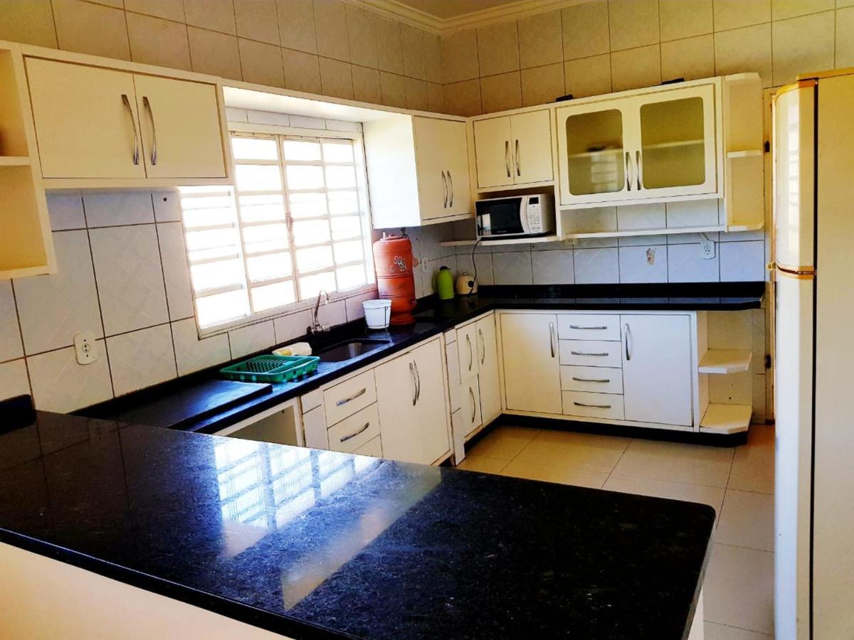 Ótima Casa Caldas Novas 2 km do centro para ate 14 pesssoas com piscina aquecida, churrrasqueira, Wifi Exterior foto