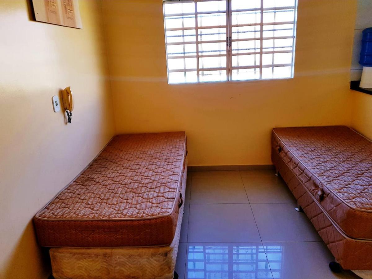 Ótima Casa Caldas Novas 2 km do centro para ate 14 pesssoas com piscina aquecida, churrrasqueira, Wifi Exterior foto