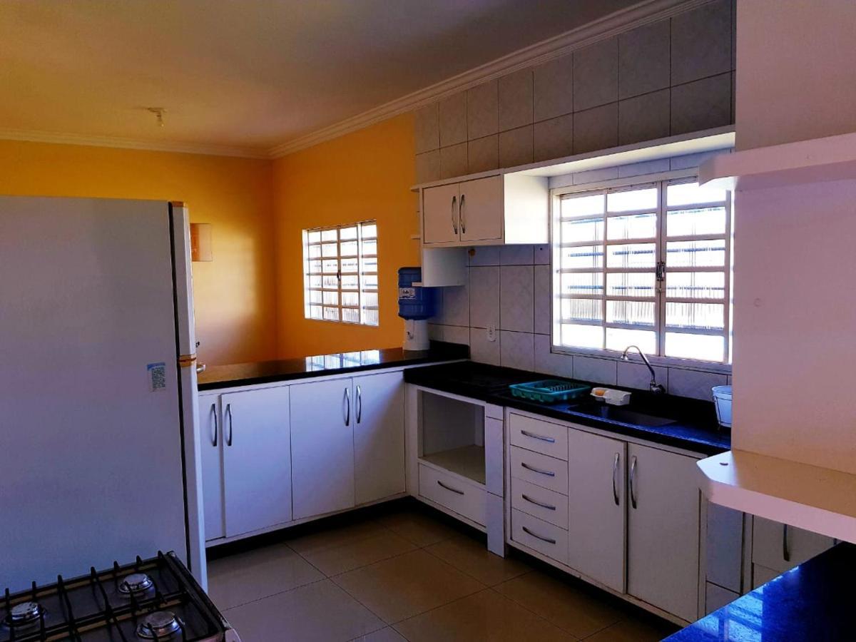 Ótima Casa Caldas Novas 2 km do centro para ate 14 pesssoas com piscina aquecida, churrrasqueira, Wifi Exterior foto
