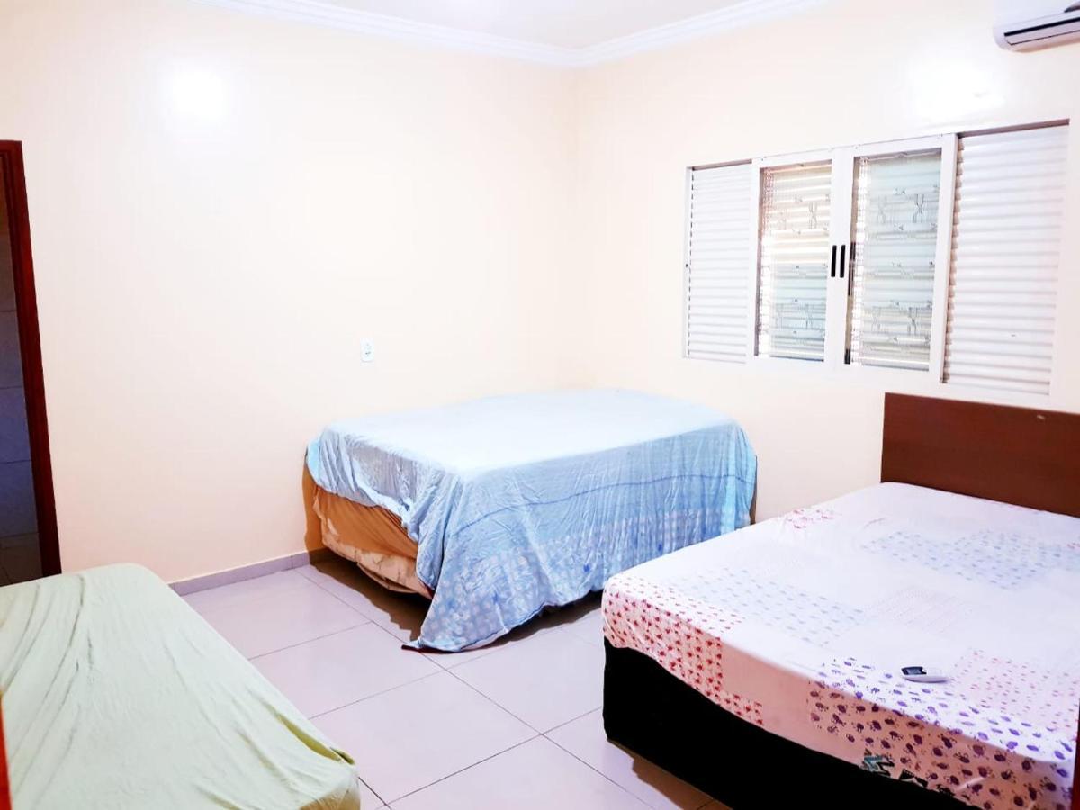 Ótima Casa Caldas Novas 2 km do centro para ate 14 pesssoas com piscina aquecida, churrrasqueira, Wifi Exterior foto